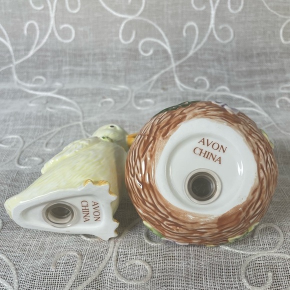NEW vVintage 2001 Duckling with Flowers & Eggs porcelain Salt and Pepper set. - Picture 5 of 7